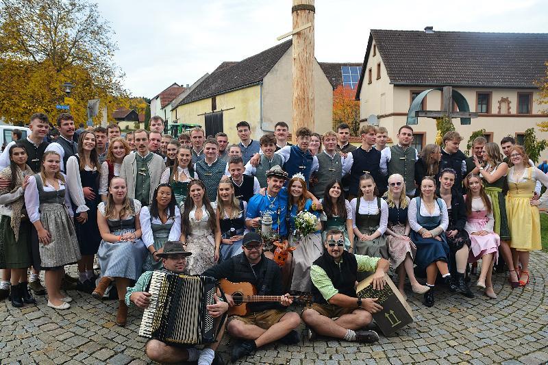 Die Kirwapaare nach dem Austanzen zusammen mit „Den Allerscheynsten“. In der Mitte sitzend das Oberkirwapaar Rosa-Marie Steinbach und Konstantin Lohner. - Foto von Fritz Dietl