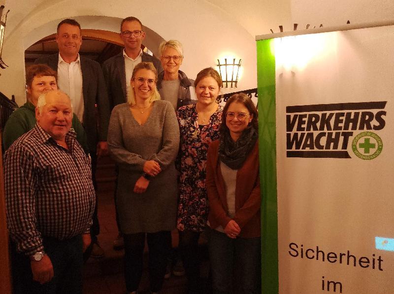 Bei der Jahreshauptversammlung der Gebietsverkehrswacht übergab der Vorsitzende Johann Wagner (vorne links) an die anwesenden Leiterinnen der Kindergärten bzw. deren Vertreterinnen Schecks in Höhe von jeweils 100 Euro pro Gruppe zur Unterstützung der Verkehrssicherheitsarbeit. Hinten die beiden stellvertretenden Bürgermeister Uwe Bergmann und Hermann Gebhard (von links): - Foto von Hubert Ritz