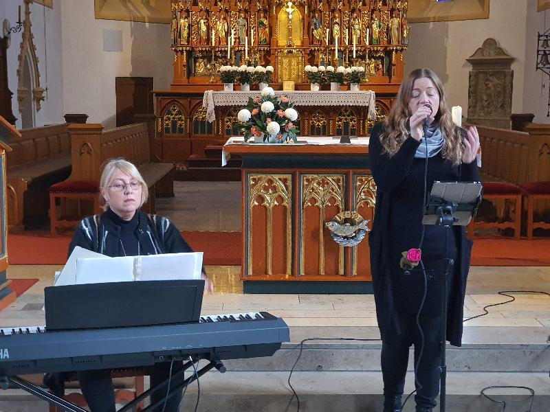 Am Samstag, 15. November, laden Melanie Dotzler, alias Sängerin Mièl, und Pianistin Iryna Hermann wieder in die Stadtpfarrkirche Mariä Himmelfahrt zu einem Trauerkonzert ein. - Foto von Werner Schulz