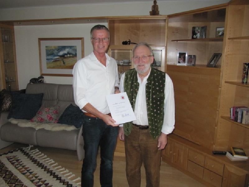 1.Bürgermeister Hermann Falk gratuliert Zahnarzt Joachim Friedrich zum 8o. Geburtstag - Foto von Gerhard Fleischmann