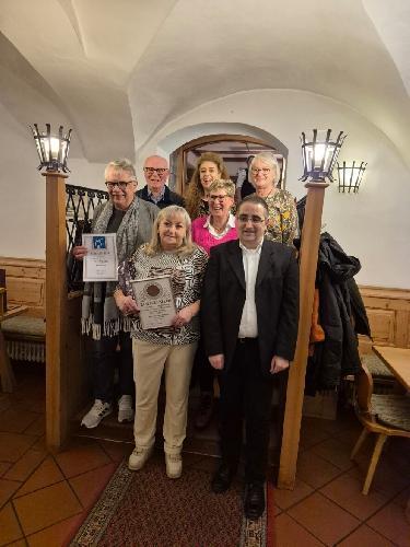 Beim Ehrenabend des Gesangvereins 1860 konnten drei Mitglieder für 25-jährige Mitgliedschaft geehrt werden. 1. Reihe von links: Vorsitzende Renée Ehringer-Hoffmann, Sängergruppe-Geschäftsführer Christian Fink, 2. Reihe: Christian Feja, Petra Schneider, 3. Reihe: Ehrenvorsitzender Günter Übelacker, Dirigentin Jana Müller, Schriftführerin Brigitte Schwarz. - Foto von Dieter Hoffmann