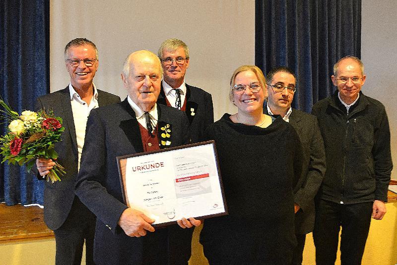 Das macht ihm so leicht keiner nach. Für 70 Jahre „Singen im Verein“, wurde Georg Schlosser, 2. v. li. geehrt. Es gratulierten v. li. Bürgermeister Hermann Falk, 2. Vorsitzender Sepp Falk, Chorleiterin Saskia Krügelstein, der Vertreter der Amberger Sängergruppe Christian Fink und Pfarrer Johann Hofmann. - Foto von Fritz Dietl