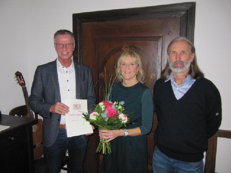 Bürgermeister Hermann Falk uns Personalratsvorsitzender Christian Horn gratulieren Evelyn Högl zum 40 Dienstjubiläum - Foto von Gerhard Fleischmann