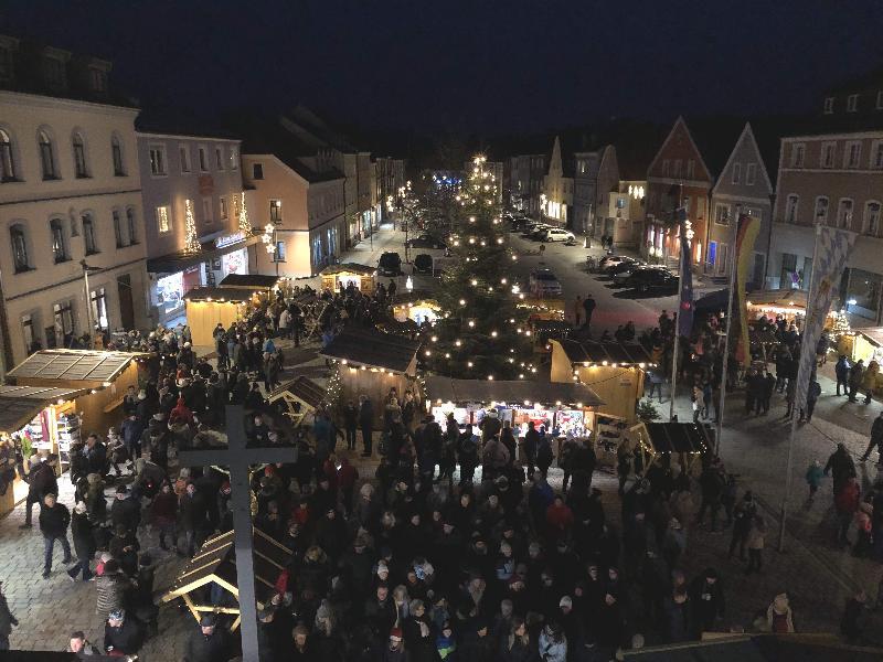 In vorweihnachtlichem Glanz erstrahlt am ersten Adventswochenende wieder der Markplatz der Kaolinmetropole, wenn dort zum 37. Mal der Hirschauer Weihnachtsmarkt stattfindet. - Foto von Alfred Härtl