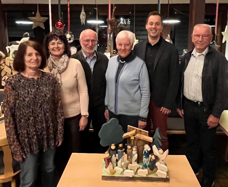 Zu einem Abendessen hatte das BRK-Seniorenheim St. Barbara alle im Heim ehrenamtlich Tätigen eingeladen. Von links: Gerontotherapeutin Anita Dobmeier, Heimleiterin Astrid Geitner, Holzwerkgruppenleiter Josef Kohl, Leiterin der Klangbrettgruppe Hildegard Kohl, BRK-Kreisgeschäftsführer Sebastian Schaller, Heimsprecher Rudolf Wild. Mit im Bild die von der Holzwerkgruppe für Kreisgeschäftsführer Schaller gefertigte Krippe. - Foto von Elfriede Gerstmann