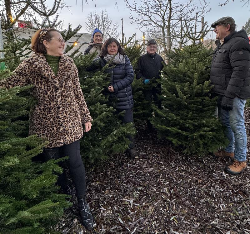 Die Mitglieder des LC Amberg-Sulzbach sind mittlerweile gefragte Baumverkäufer. Hier von links Präsidentin Patricia Pulkert,, Stefan Huber, Christine Arnold, Johann Frank und Martin Sterk. Bild Omert - Foto von Omert