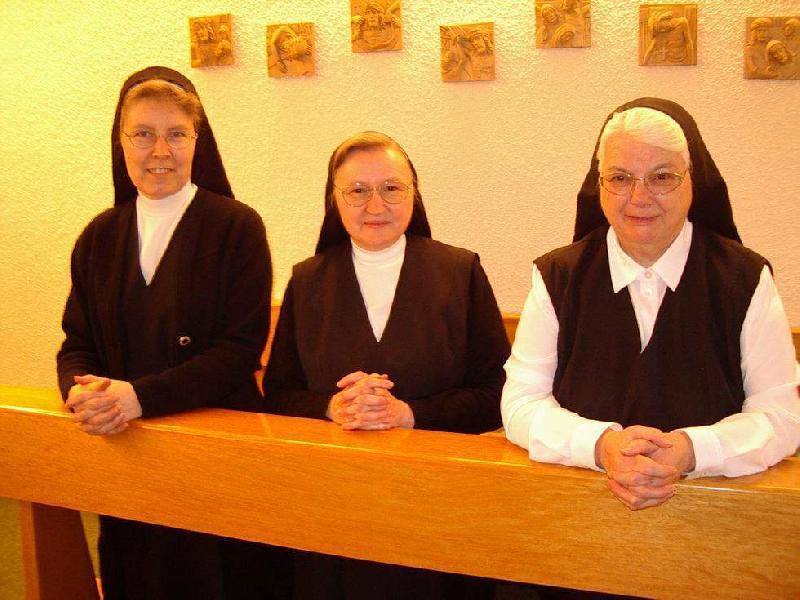 Schwester Oberin Godrika (Bildmitte) wurde Ende November mit dem Bundesverdienstkreuz am Bande ausgezeichnet. Zusammen mit Schwester Luzilla (rechts, verst. am 3.11.2021) hielt sie die Stellung im Hirschauer Kloster bis zur Schließung im August 2007, Schwester Gabriele (links) verließ Hirschau im Jahr 2005. - Foto von Werner Schulz