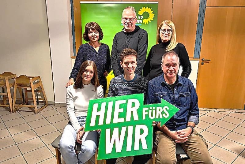Die anwesenden Kandidaten bei den Stadtratswahlen: stehend v. li. Conny Hohl-Duschner, Gunther Leipert und Marion Romeis. Sitzend v. li. Judith Schreiber, Simon Dobmeyer und Ralph Brandt. - Foto von Fritz Dietl