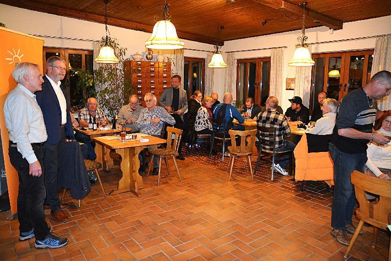 Der Vorsitzende Franz Dorfner li. freute sich über den guten Besuch bei der Jahreshauptversammlung der Freien Wähler. - Foto von Fritz Dietl