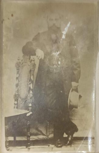 Archiv Gabriele Huber:
Der 1801 in Neumarkt an der Rott geborene Gold- und Silberbearbeiter Alois Huber gründete das Unternehmen, das aktuell in der 6. Generation von Gabriele als „Optik-Uhren-Schmuck Huber“ geführt wird.

 - Foto von Werner Schulz