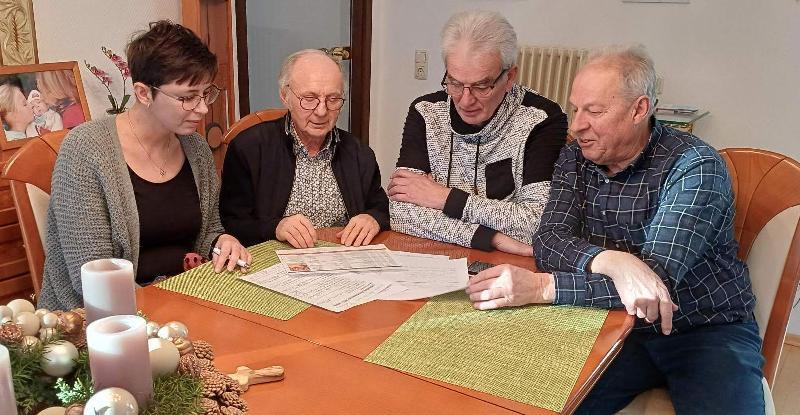 Bei ihrer Abschlussbesprechung über den 23. Lebendigen Adventskalender zogen die Organisatoren eine rundum positive Bilanz. Von links: Eva Pfab, Alfred Härtl, Franz Dolles und Alfred Naber. Nicht im Bild: Silke Dolles. - Foto von Werner Schulz