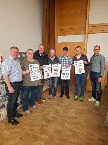 Lukrative Geld- und Sachpreise gab es beim 58. CSU-Festtagspreisschafkopf zu gewinnen. Bei der Siegerehrung von links: CSU-Bürgermeisterkandidat Martin Merkl, Markus Fritsch (1. Preis), Daniel Schuster (2.), Stefan Ries (3.), Peter Grünwald (4.), Norbert Gebhard (5.) und 3. Bürgermeister Hermann Gebhard. - Foto von Regina Merkl