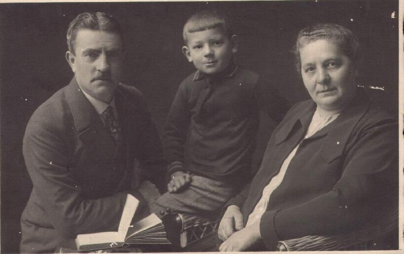 Schneidermeister Anselm Freimuth (l.) lud am 7. Januar 1946 zur Gründung der Christlich Sozialen Einheit (CSE) in den Fahnensaal des Kommunbrauhauses ein. 47 Männer folgten der Einladung. 36 von ihnen wählten eine 16-köpfige Kandidatenliste für die Stadtratswahl am 27. Januar 1946. Mit im Bild: Ehefrau Barbara und Sohn Paul, der 1955 seinem Vater als CSU-Ortsvorsitzender nachfolgte, von 1956 bis 1978 dem Stadtrat angehörte und von 1960 bis 1972 Hirschaus 2. Bürgermeister war. - Foto von Werner Schulz (Archiv)