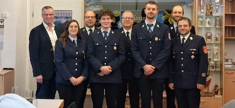 Nach den Neuwahlen der Freiwilligen Feuerwehr Krondorf-Burgstall von links: Bürgermeister Hermann Falk, 2. Vorstand Claudia Hoffmann, KBM Marco Weiß, 2. Kommandant Peter Siegert, KBR Christof Strobl, 1. Kommandant Andreas Amann, 1. Vorstand Markus Stauber und KBI Michael Iberer. - Foto von Peter Marek