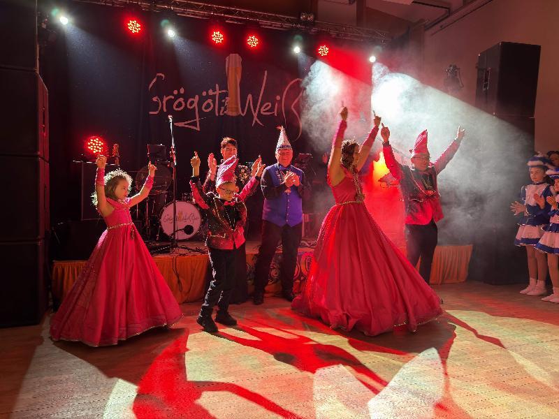 Während Präsidentin Regina Merkl (hinten links) und Hofmarschall Martin Merkl (hinten rechts) die Ballbesucher im ausverkauften Josefshaus in Prosa begrüßten, taten dies (vorne von links) Prinzessin Lona I., Prinz Leopold I., Prinzessin Jessica I. und Prinz Andy I. in Versform. - Foto von Ramona Frauendorfer