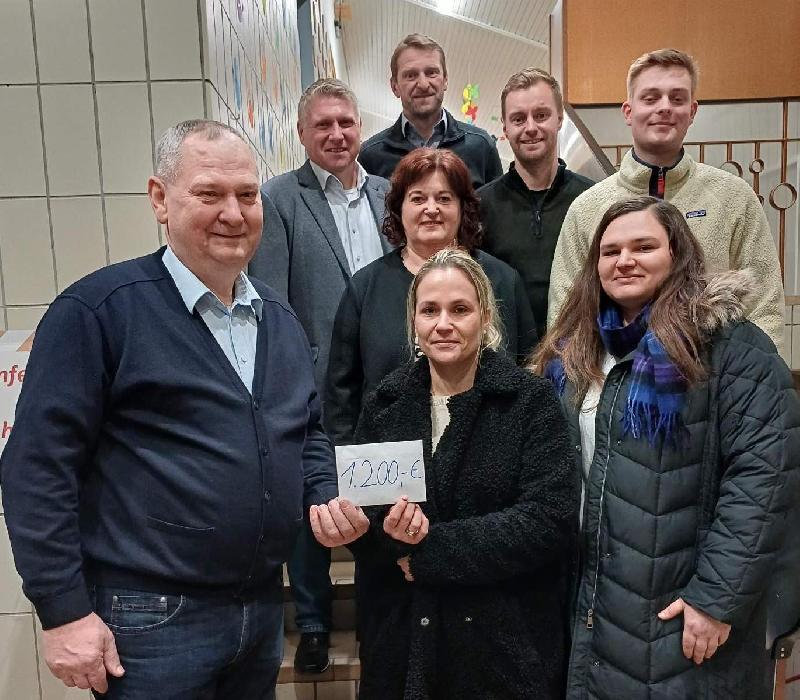 „Bertls legendäre Karpfen“ machten es der Massenrichter CSU möglich, den Elternbeirat der Ehenfelder Grundschule mit einer 1 200-Euro-Spende zu bedenken. Vorne von links: Josef Luber, Melanie Gebhardt, Carolin Himmler, 2. Reihe von links: Martina Schiffl, Max Fellner, hinten von links: Martin Merkl, Christian Gnan und Manuel Falk. - Foto von Werner Schulz