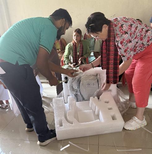 Bei ihrem Nepal-Aufenthalt übergab die ehrenamtliche Africa-Luz-Geschäftsführerin Bärbel Birner (rechts) an den Optometristen des Ambulatoriums in Sauraha zwei Refraktometer. Die Geräte ermöglichen eine genaue Messung von Kurz-, Weit- oder Stabsichtigkeit. - Foto von Reinhold Birner