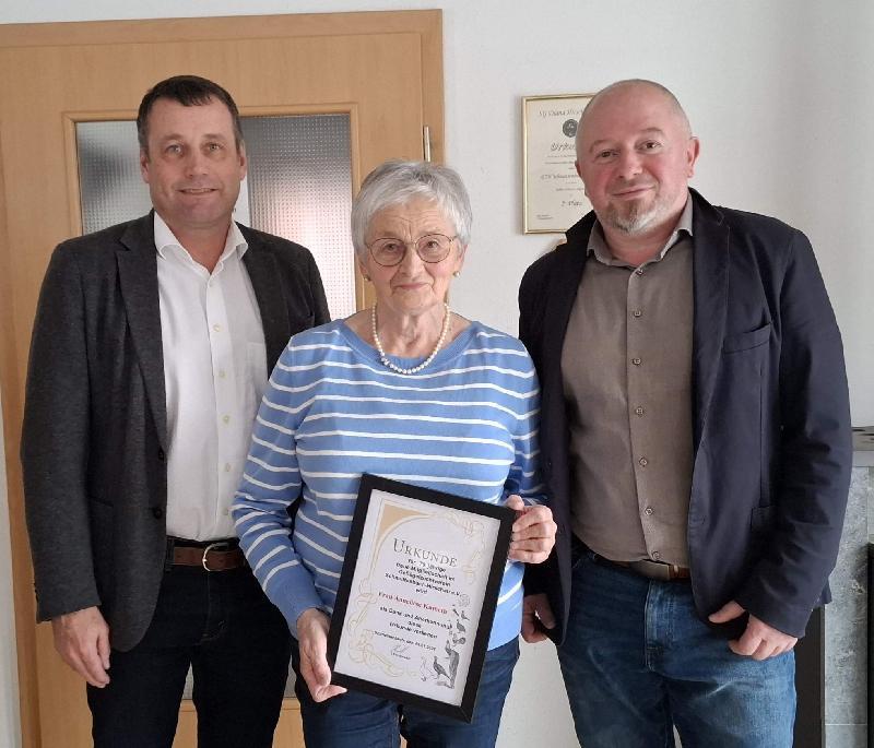 Bei der Jahreshauptversammlung des Geflügelzuchtvereins wurde Anneliese Kumeth (Mitte) zum Ehrenmitglied ernannt. Dazu gratulierten 2. Bürgermeister Uwe Bergmann (links) und der 1. Vorsitzende Gerhard Heidl (rechts). - Foto von Martin Kral