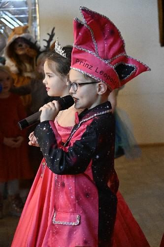 Beim Kinder- und Familienfasching der Narrhalla war das Kinder-Prinzenpaar Leopold I. und Prinzessin Lona I. ein echter Hingucker. Prinz Leopold I. befand kess „Fasching ist cool“! Im Publikum meinte ein Knirps: „Ach, ist die Lona süß!“ - Foto von Anna-Lena Kuhr-Richthammer