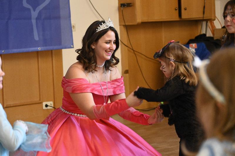 Klein und Groß feiern Kinder- und Familienfasching wie aus dem Bilderbuch