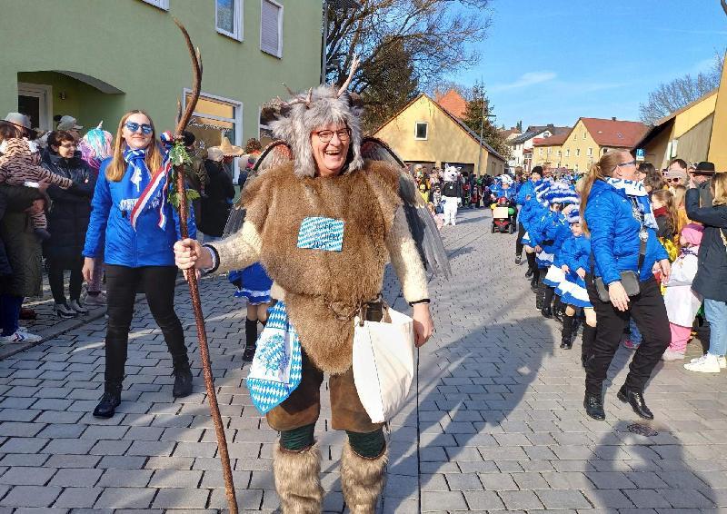 In Hirschau steigt am Samstag, 7. Februar, der einzige Kinderfaschingszug in der Oberpfalz. 
An bunten, kreativen und originellen Masken wird es auch diese Mal nicht fehlen. Angeführt wird der Zug wieder von Roland Fritsch (letztes Jahr im Kostüm eines Äiwatrischerls) und der Kindergarde der Narrhalla.
 - Foto von Werner Schulz