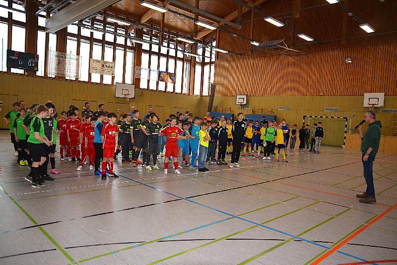 Bei den Siegerehrungen bekamen alle Spielerinnen und Spieler kleine Pokale verliehen. Bei den D-Junioren nahm Bürgermeister Hermann Falk die Siegerehrung vor. - Foto von Fritz Dietl