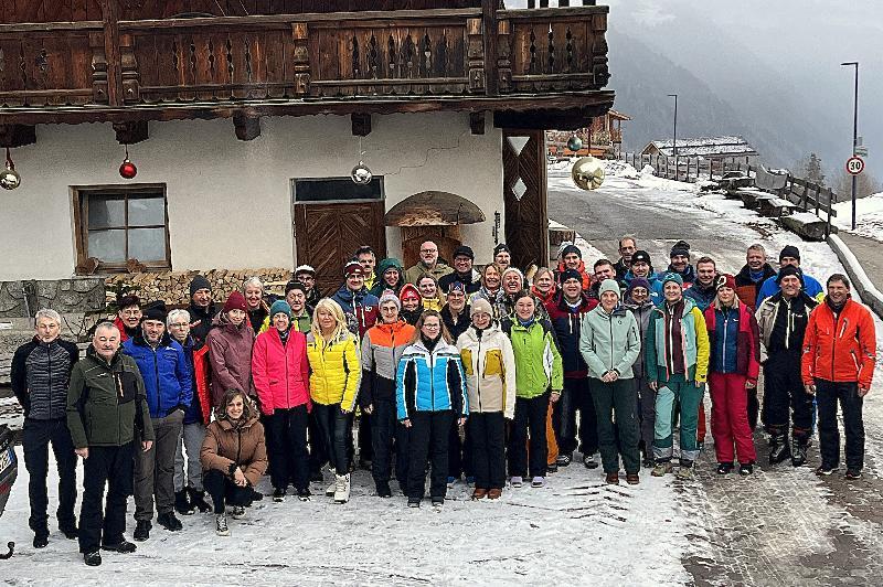 Die Teilnehmer des diesjährigen Skiwochenendes vom 23. bis 25. Januar, in Südtirol. Knieend Maria und stehend 4. von links, Hannes Senoner, die Wirtsleute.  - Foto von Fritz Dietl