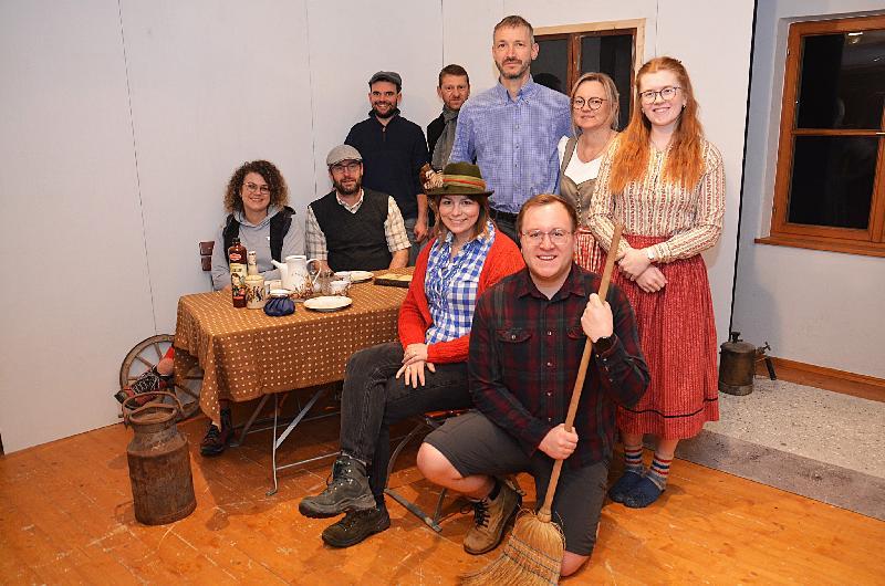 Die Akteure im neuen Stück des Theatervereins freuen sich auf viele Besucher. Von li. Meike Birner, als norddeutsche Erholungssuchende, Wolfgang Lingl, als Arne, ihr Mann, Jenny Falk, als Rosalie von Ruttenstein, Autorin, Jonas Beierl, als Sebastian von Ruttenstein, Rosalies Mann. Stehend v. li. Thomas Kummer,  als Josef der Postler, Christian Gnan, der Regisseur des Stückes, Stefan Kummer, als Hubert der Bauer, Marina Basler, als seine Frau Anni und Marlene Siegler, als ihre Tochter Margarete.   - Foto von Fritz Dietl
