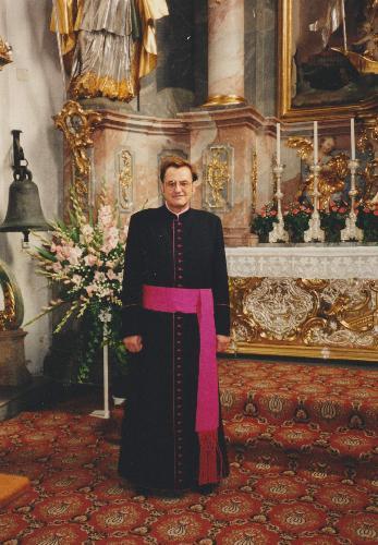 Nicht als „Moralapostel, sondern als Künder der Frohbotschaft“ wirkte Stadtpfarrer Georg Dobmeier von seiner Priesterweihe am 29. Juni 1965 bis zu seinem Tod in verschiedenen Pfarreien, zuletzt ab 1983 in der Pfarrei St. Jakob in Straubing. Sein vorbildlicher Einsatz wurde 1994 mit der Ernennung zum Monsignore belohnt. - Foto von Archiv: Maria Helm