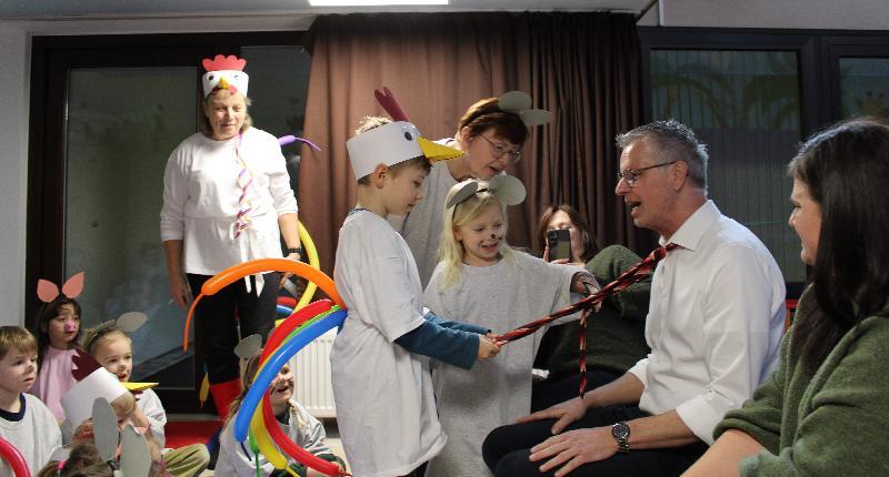Bürgermeister Hermann Falk nahm es wie alle Jahre mit Humor – am Unsinnigen Donnerstag muss seine Krawatte dran glauben. Dafür sorgen alle Jahre die Kleinen des St. Wolfgang-Kindergartens. Heuer waren Nora und Noah die Übeltäter. - Foto von Martina Dolles
