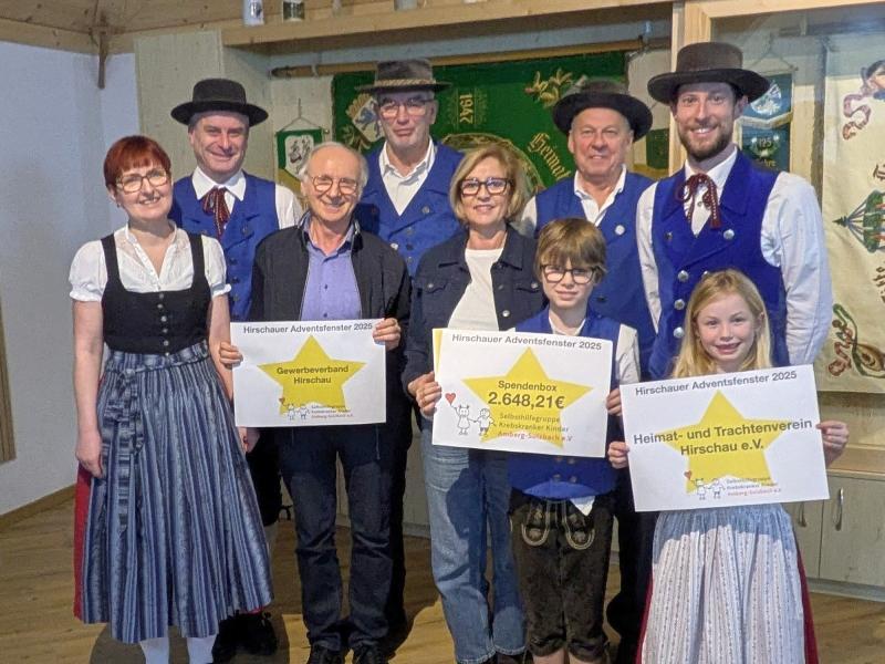 Bildunterschrift: 
Im Rahmen einer Feierstunde überreichte der Trachtenverein und der Gewerbeverband die Rekord-Spendensumme von 2.648,21 Euro an die „Selbsthilfegruppe krebskranker Kinder Amberg-Sulzbach e.V.“. 	
Von links: Sylvia Summer, 2. Vorsitzender Gaston Lottner, Gewerbeverbandsvorsitzender Alfred Härtl, Franz Dolles, 1. Vorsitzende der Selbsthilfegruppe Petra Waldhauser, Alfred Naber, 1. Vorsitzender Michael Meier, tatkräftig unterstützt von den Nachwuchstrachtlern Emil und Paula Dolles (vorne von links). - Foto von Heimat- und Trachtenverein Hirschau