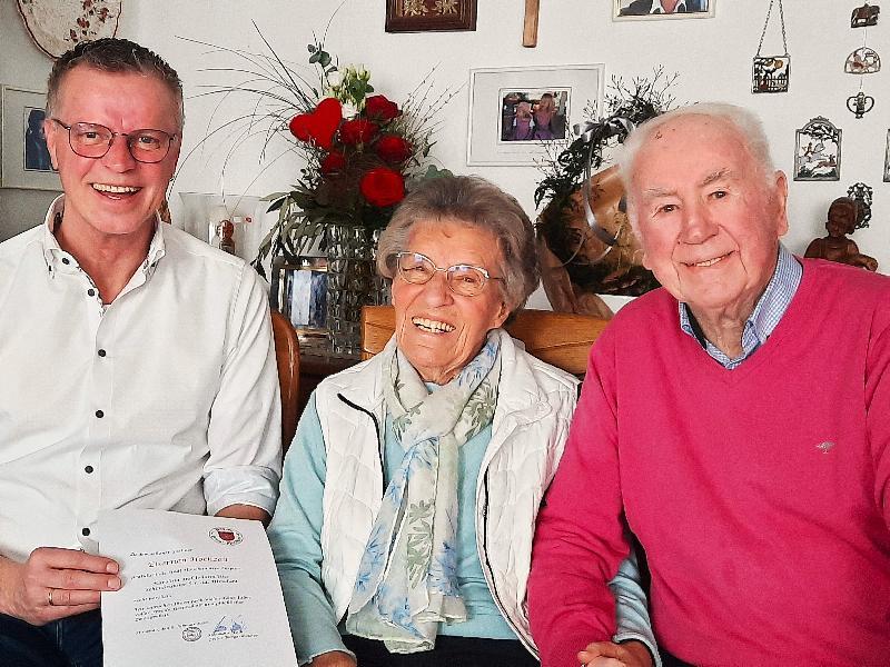 Bürgermeister Hermann Falk gratuliert Lina und Hans Ries zur Eisernen Hochzeit. - Foto von Fritz Dietl