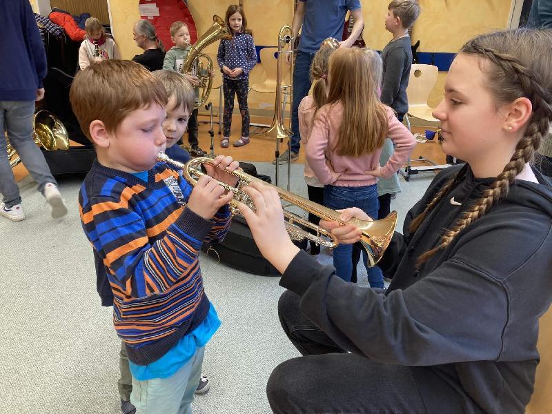 Da braucht man schon eine große Portion Luft, um der Posaune Töne zu entlocken. Anna Wendl kann wertvolle Tipps geben, wie das am besten funktioniert. - Foto von Werner Schulz