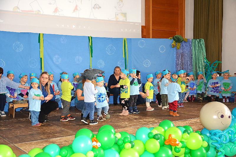 Bühne frei für die Aufführung des „Regenbogenfisch-Musicals“, der Kinder von St. Wolfgang. - Foto von Fritz Dietl