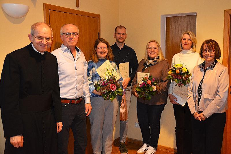 Dank für die ehrenamtliche Arbeit für die Pfarrei. Von li. Pfarrer Johann Hofmann, Kirchenpfleger Joachim Winkler, Elisabeth Falk, Hubert Deichl, Martina Allwang, Uschi Meier und PGR-Sprecherin Anita Falk. - Foto von Fritz Dietl