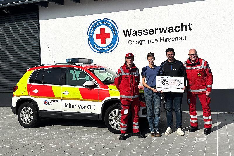 Die Wasserwacht freut sich über jede finanzielle Unterstützung. Bei der symbolischen Scheckübergabe von rechts, der technische Leiter der Wasserwacht Hirschau, Michael Schmid, Geschäftsführer Kilian Falk, Kathrin Falk und Johannes Zach. - Foto von Fritz Dietl