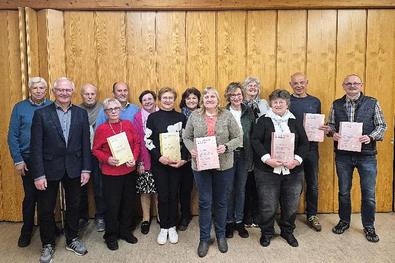 Die anwesenden Geehrten zusammen mit 1. Vorstand Roland Maier, 2. v. li., 2. Bürgermeisterin Bärbel Birner, 6. v. li. und Stadtrat Josef Birner, 5. v. li. - Foto von Fritz Dietl