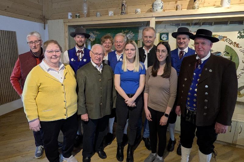 Ehrung langjähriger Mitglieder (von links): Ulrich und Margot Heldmann (beide je 40 Jahre), 1. Vorstand Michael Meier, Bernhard Zach (60 Jahre), Ingrid und Alfred Naber (beide je 40 Jahre), Linda Meindl (20 Jahre), Josef Biller (40 Jahre), Marina Brearley (20 Jahre), 2. Vorstand Gaston Lottner, Jürgen Dinges (20 Jahre). - Foto von Heimat- und Trachtenverein Hirschau