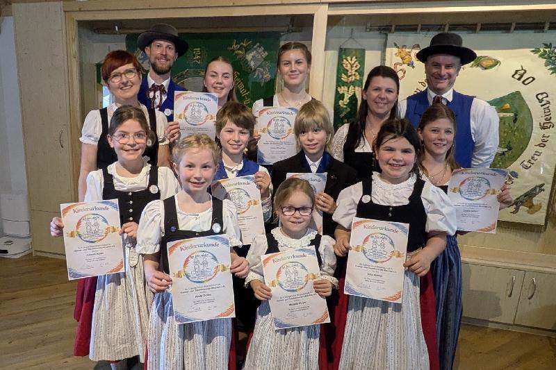 Generationenübergreifende Treue bei den Hirschauer Trachtlern - Ehrungen langjähriger Mitglieder