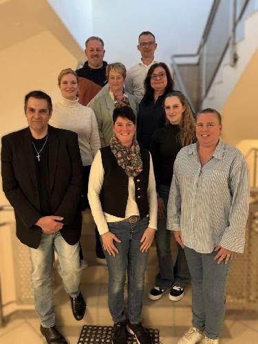 Die neue Vorstandschaft der Narrhalla Hirschau. Vorne von links: Präsident Markus Hirschmann, Vizepräsidentin Regina Merkl, Beisitzerin Pia Wiesnet, Hofmarschällin Michaela Meier, 2. Reihe von links: 2. Schriftführerin Anna-Lena Kuhr-Richthammer, Schriftführerin Andrea Wiesnet, LvO-Vertreterin Gerlinde Graja, hinten von links: Schatzmeister Christian Kellner und 3. Bürgermeister Hermann Gebhard. - Foto von Marcus Püttner 