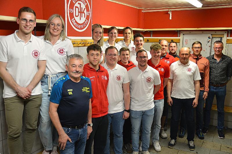 Die neu gewählte Vorstandschaft der DJK Ehenfeld-Massenricht. Links, 1. 
Vorsitzender Andreas Falk. Es gratulierte Bürgermeister Hermann Falk, re.
 - Foto von Fritz Dietl