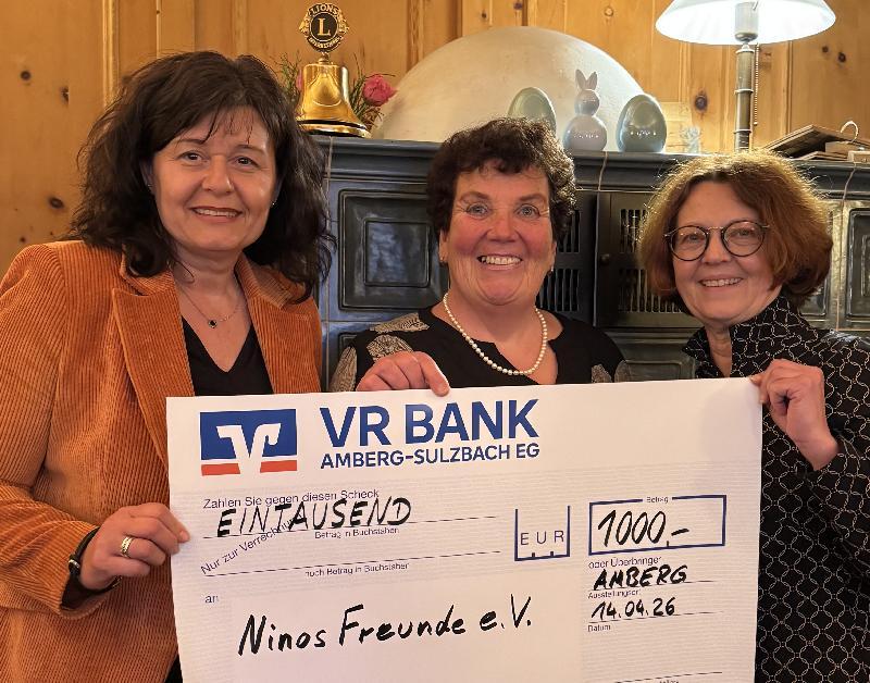 Spendenübergabe beim Lions-Club Amberg-Sulzbach (von links): Christine Arnold, Präsidentin Lions-Hilfswerk, Karin Borchers, Ninos Freunde e.V., und Patricia Pulkert, Präsidentin Lions-Club Amberg-Sulzbach. Bild: Olmert - Foto von Olmert