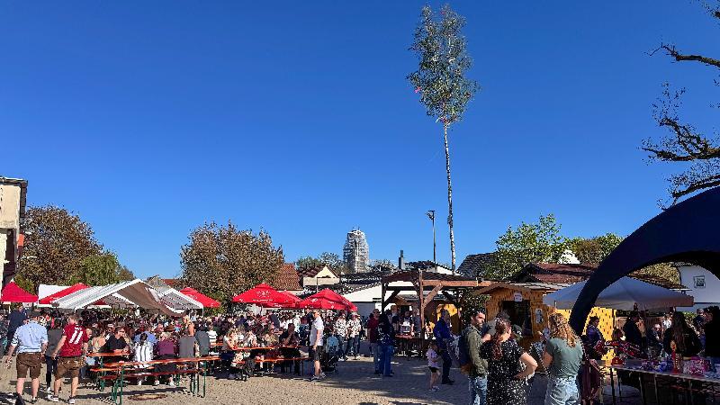 Von Vormittag bis in den Abend hinein gab es beim Jubiläums-Maifest der Freiwilligen Feuerwehr rund um die Maibaum-Birke so gut wie keinen freien Platz im Feuerwehrhof. - Foto von Thomas Maier