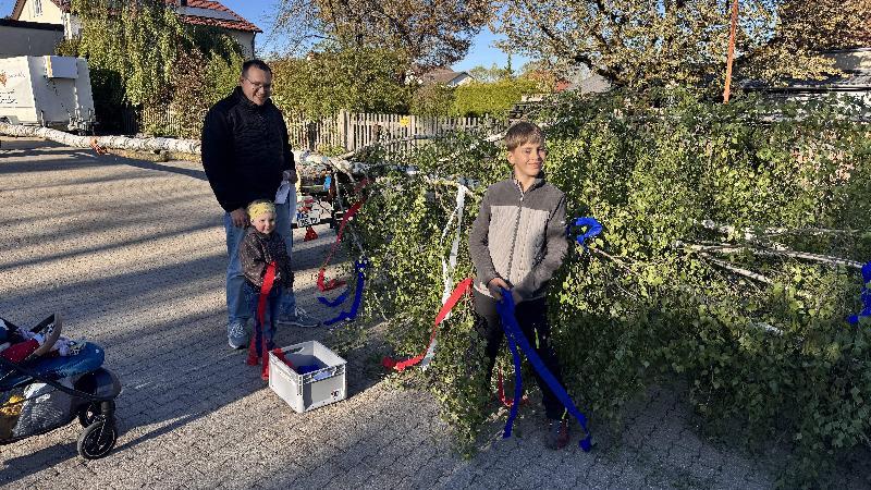 Beim Feuerwehr-Maifest im Schatten des Birken-Maibaums gefeiert