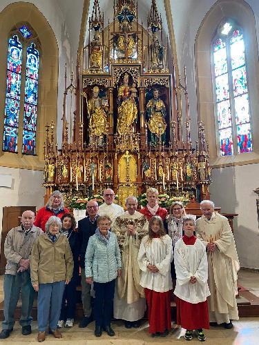 
Mit einem Festgottesdienst feierte die KAB Hirschau ihr 125-jähriges Bestehen. Im Bild die KAB-Mitglieder mit ihrem Vorsitzenden Günter Übelacker (2. Reihe, 3. von links) und den Zelebranten Präses Stadtpfarrer Johann Hofmann (2. Reihe, 4. von links), Ex-Präses Pfarrer Hans-Peter Bergmann (rechts) und Diakon Richard Sellmeyer (hinten Mitte). - Foto von Veronika Forster