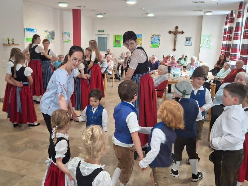 Die Nachwuchs-Trachlerinnen und -Trachtler sorgten mit ihren Tänzen für Begeisterung beim Publikum - Foto von Heimat- und Trachtenverein Hirschau