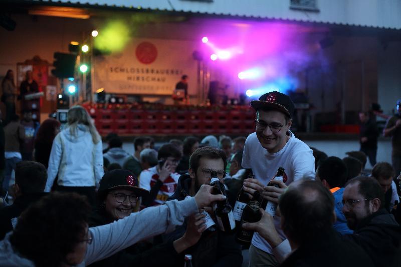 Bräu Sebastian Dorfner stößt mit Gästen auf die Rampenparty an. - Foto von Martin Gerstmann