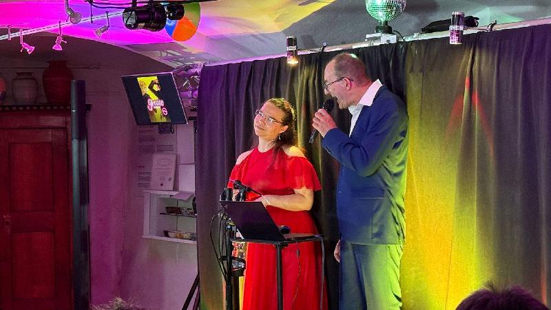 Natalie Sporrer und Klaus Rückert begeisterten das Publikum beim Muttertagskonzert des Festspielvereins mit ihren Liedern aus bekannten Musicals. - Foto von Mandy Römer