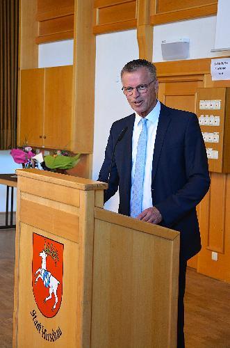 Bürgermeister Hermann Falk bei seiner Abschiedsrede - Foto von Fritz Dietl