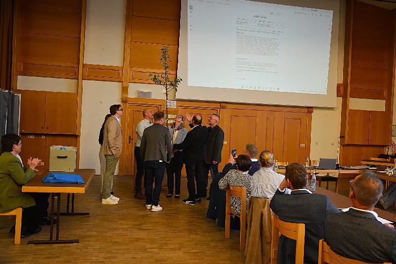 Ein Apfelbäumchen von allen Stadträten für die neue Bürgermeisterin.